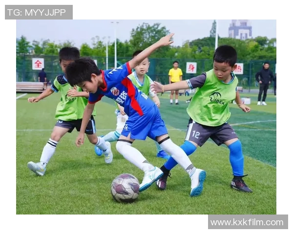 足球明星精彩瞬间拼图集锦，感受绿茵场上英雄们的光辉与激情