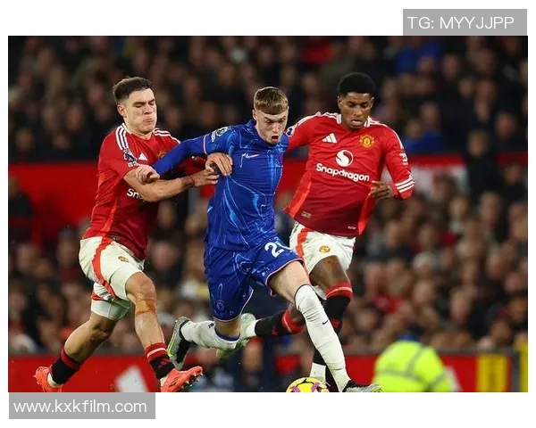 足球球星激烈对抗中惊险瞬间引发赛场安全关注 足球球星激烈对抗中惊险瞬间引发赛场安全关注